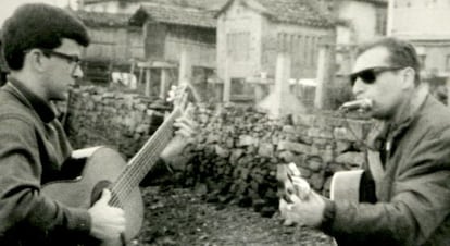 Benedicto Garc&iacute;a y Xavier del Valle, miembros de Voces Ceibes, en Combarro en 1968, en una imagen del archivo del primero de ellos.