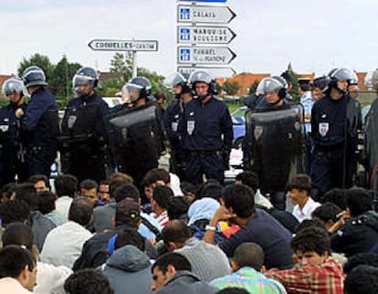 Unos 100 refugiados afganos se manifestaban el pasado día 5 cerca de la entrada francesa al Eurotúnel.