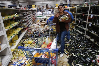 Un grupo de gente saquea un supermercado un día después del terremoto en Chile.