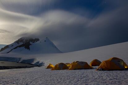 Campamento en la Antártida en las cercanías de un crucero por la zona.