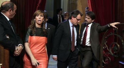 Alicia Sánchez Camacho pasa por delante del presidente de la Generalitat Artur Mas que conversa con Oriol Pujol, durante el pleno del Parlament.