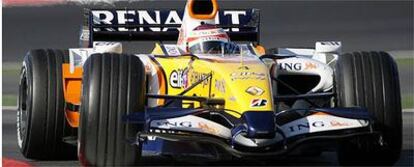 El piloto de Renault, Kovalainen durante unas pruebas que se celebraron en Montmeló