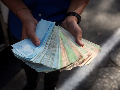 Un transportista muestra un fajo de bolívares, el pasado 12 de marzo de 2021, en Caracas.