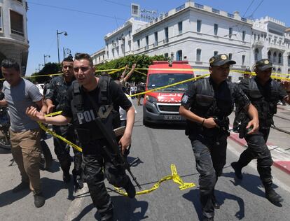 Los heridos son dos oficiales de policía y un civil. "Ha sido una explosión enorme que ha sacudido toda la calle. La gente ha salido corriendo en todas las direcciones", ha explicado a Efe un testigo a escasos metros del lugar, que ha sido acordonado por la policía. En la imagen, agentes de policía aseguran la zona.