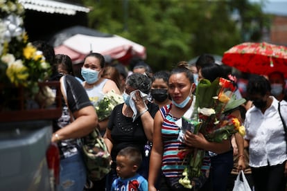 Las primeras investigaciones apuntan a que cuando el menor fue arrastrado por las aguas, el padre trató de rescatarlo y ambos sucumbieron a la crecida del río. La única sobreviviente de la familia ha sido la madre del pequeño, que tuvo que ser atendida en el Hospital General de Tapachula por una crisis nerviosa.