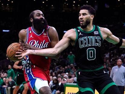 James Harden, de los Philadelphia 76ers y Jayson Tatum, de los Boston Celtics, durante el partido de este lunes.