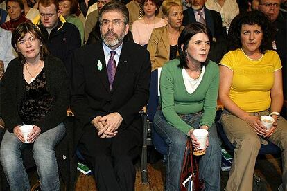 Las hermanas de McCartney, junto a Gerry Adams en un acto del Sinn Fein el pasado sábado en Belfast.