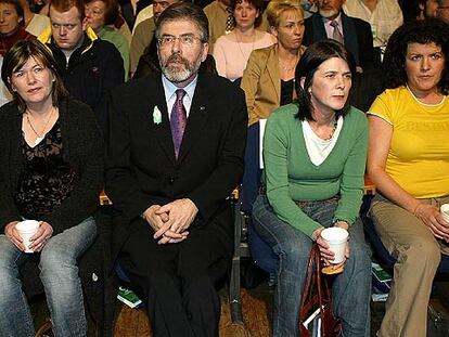 Las hermanas de McCartney, junto a Gerry Adams en un acto del Sinn Fein el pasado sábado en Belfast.