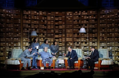 Ensayo general de 'Nixon en China', que se estrena el lunes en el Teatro Real. En la imagen, sentados, Jacques Imbrailo (Zhou Enlai), Alfred Kim (Mao Zedong), Leigh Melrose (Nixon) y Borja Quiza (Henry Kissinger). Detrás, Sandra Ferrández, Gemma Coma-Alabert y Ekaterina Antípova  (primera, segunda y tercera secretaria de Mao).