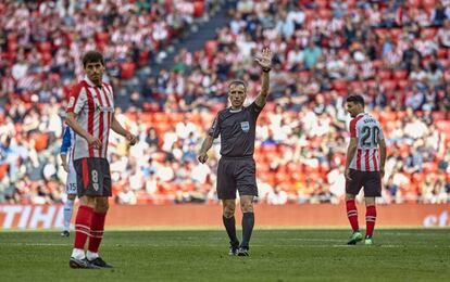 David Fernández Borbalán, en el partido de su despedida como árbitro, en San Mamés.