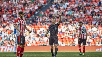 David Fernández Borbalán, en el partido de su despedida como árbitro, en San Mamés.