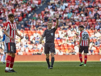 David Fernández Borbalán, en el partido de su despedida como árbitro, en San Mamés.