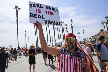 Manifestante en California en mayo pasado.