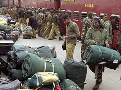 Soldados indios ordenan su equipaje en la estación de Jamu en su viaje hacia la frontera con Pakistán.