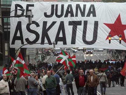 Una pancarta pide la libertad para el preso etarra Iñaki de Juana Chaos en la manifestación de ayer en Bilbao.