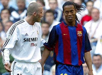 Beckham y Ronaldinho, durante un Real Madrid-Barcelona de 2004.