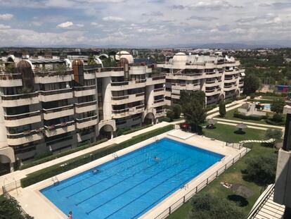 Una imagen de la piscina comunitaria de la urbanización.