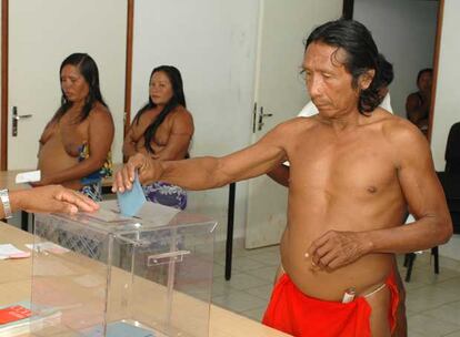 Un residente del remoto pueblo de Camopi, en la Guayana francesa, vota para elegir presidente en las elecciones de Francia.