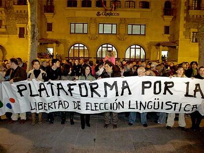 La Plataforma por la Libertad de Elección Lingüística se concentró en un céntrica plaza de Vitoria el pasado 21 de febrero.
