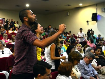 Alunos durante audiência de conciliação com o Governo no TJ-SP.