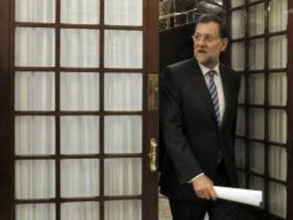 El presidente del Gobierno, Mariano Rajoy, en la puerta del hemiciclo, en el Congreso de los Diputados. EFE/Archivo