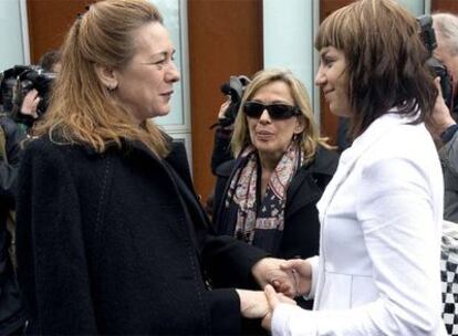 Sandra Carrasco (dcha.), hija del ex edil socialista asesinado por ETA Isaías Carrasco, saluda a la presidenta de la Asociación de Víctimas del 11-M, Pilar Manjón.