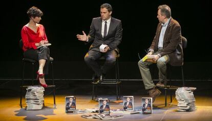 La periodista Anna Grau, junto a Albert Rivera, exlíder de Cs, y Juan Carlos Girauta, exportavoz de Cs, en la presentación del segundo libro de Rivera, en noviembre de 2014.