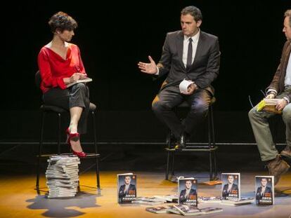La periodista Anna Grau, junto a Albert Rivera, exlíder de Cs, y Juan Carlos Girauta, exportavoz de Cs, en la presentación del segundo libro de Rivera, en noviembre de 2014.