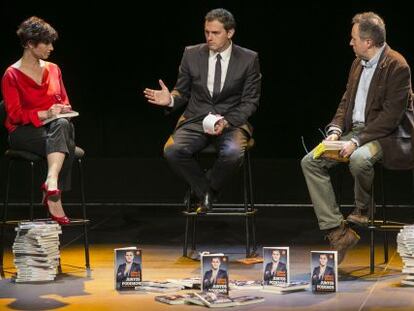 Albert Rivera, acompañado de Anna Grau y Juan Carles Girauta, en el acto de presentación de libro.