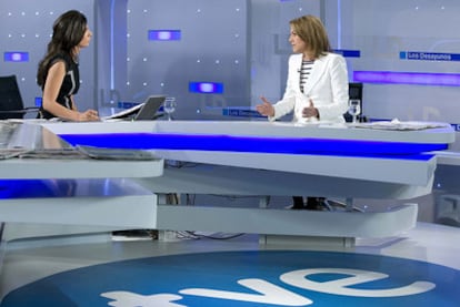 Ana Pastor (izquierda) y Dolores de Cospedal, el pasado martes en TVE.