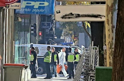 Las bombonas de butano que estaban en el coche que se ha estrellado en la sede del PP.