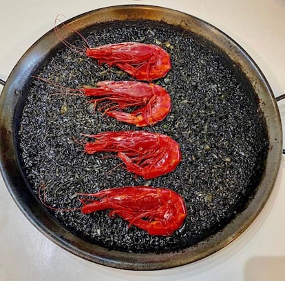 Arroz negro de sepias con carabineros.