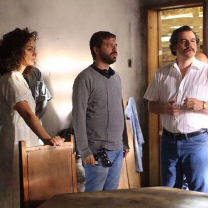 Fernando Coimbra e Wagner Moura em uma gravação de 'Narcos'.