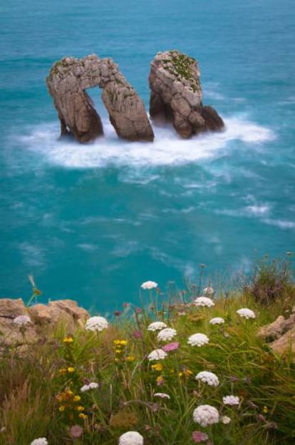 Canto del Diablo, también llamado La Puerta del Mar, en Piélagos (Cantabria).