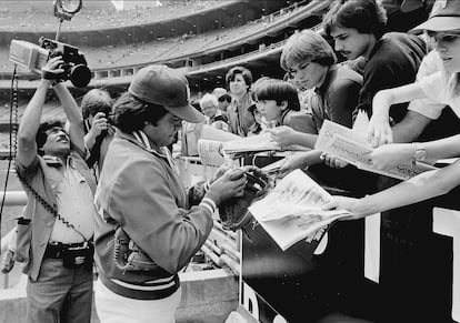 Fernando Valenzuela de Los Angeles Dodgers firma autógrafos en el Dodger Stadium, en Los Angeles, California.