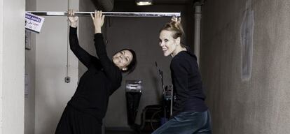 las bailarinas Eva Yerbabuena y Caroline Carlson en elTheatre de Chaillot Paris . 