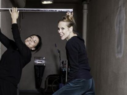 las bailarinas Eva Yerbabuena y Caroline Carlson en elTheatre de Chaillot Paris . 