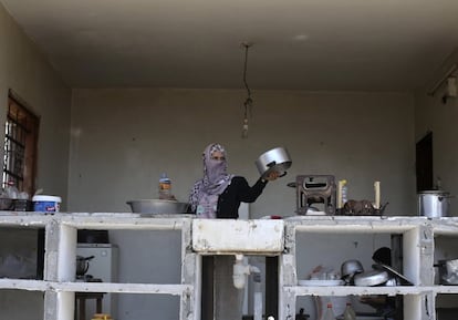 Una mujer dentro de su cocina en Jan Yunis, al sur de la Franja, este jueves