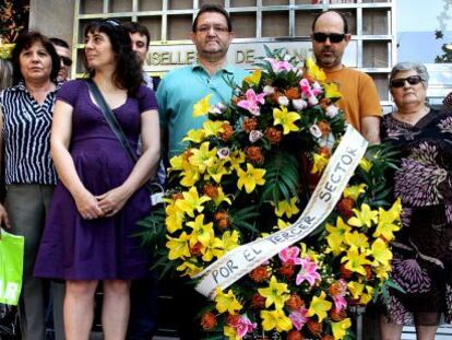 <b>DESESPERACIÓN POR LOS IMPAGOS.</b> Miembros de entidades de lucha contra el sida y de familiares de personas con alzhéimer se concentraron este miércoles ante la Consejería de Sanidad para protestar por la situación de abandono a la que se enfrentan por los impagos de la Generalitat. Según denuncian, las 32 asociaciones están soportando un “fuerte impacto” que obliga al despido de trabajadores.