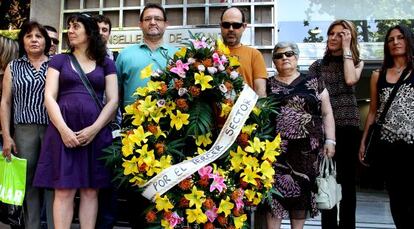 <b>DESESPERACIÓN POR LOS IMPAGOS.</b> Miembros de entidades de lucha contra el sida y de familiares de personas con alzhéimer se concentraron este miércoles ante la Consejería de Sanidad para protestar por la situación de abandono a la que se enfrentan por los impagos de la Generalitat. Según denuncian, las 32 asociaciones están soportando un “fuerte impacto” que obliga al despido de trabajadores.