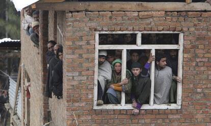 Un grupo de habitantes de Laden, a 40 kilómetros al oeste de Srinagar, capital del estado de Cachemira (India), contemplan las labores de rescate tras un deslizamiento de tierras causado por las fuertes lluvias. El temporal que azota la zona han provocado al menos tres muertos y 13 desaparecidos por los derrumbes de viviendas.