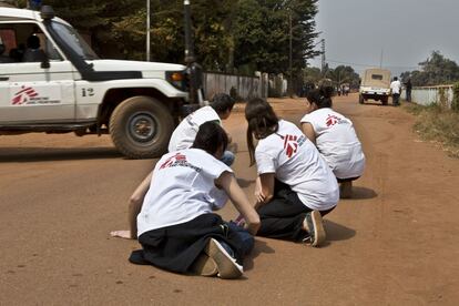 Las condiciones en las cuales trabajan los equipos de ayuda humanitaria en Bangui son muy inseguras. Acceder a la población se está convirtiendo en una misión muy arriesgada debido al clima de inseguridad que reina en todo el país. En la fotografía un equipo de Médicos Sin Fronteras al abrigo de un tiroteo en Bangui.