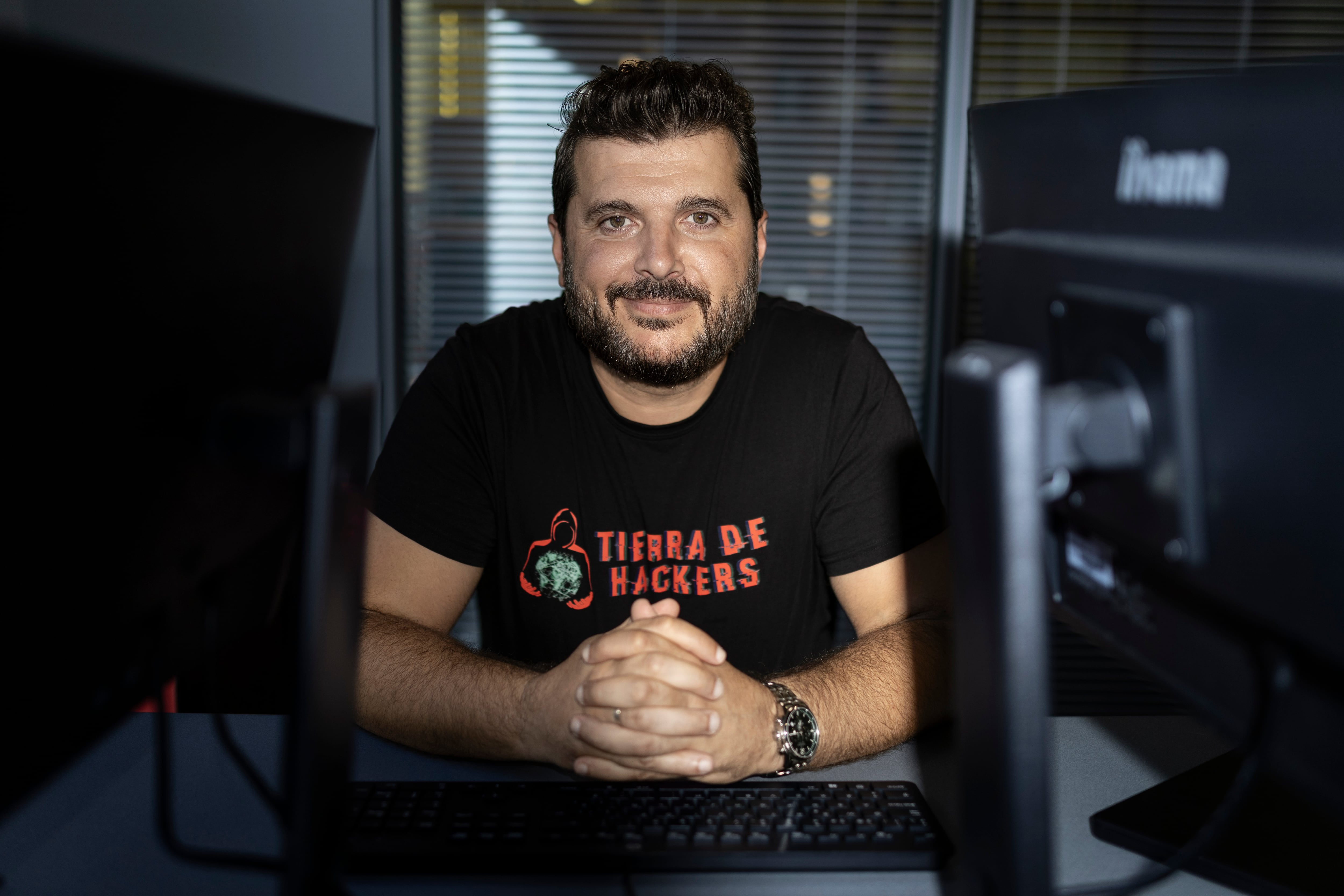 El hacker experto en seguridad informática Martín Vigo, fotografiado en la redacción de El País de Barcelona.