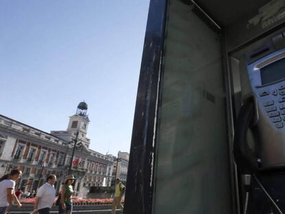 Cabina de teléfono en el centro de Madrid.