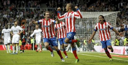 Miranda celebra el gol de la victoria con Godín y Falcao.