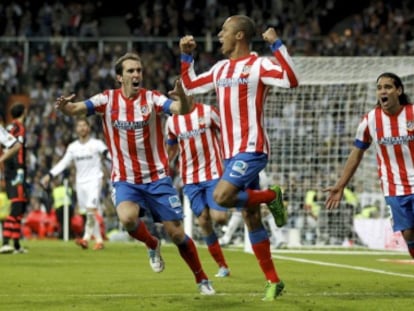 Miranda celebra el gol de la victoria con Godín y Falcao.