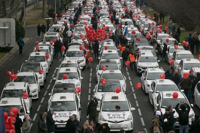 Participantes en la marcha convocada por la asociación profesional Antaxi en el Paseo de la Castellana de Madrid, este miércoles.