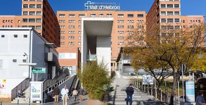 Fachada del Hospital Vall d'Hebron, de Barcelona, uno de los centros que ha notado un aumento en los casos de autolesiones en jóvenes