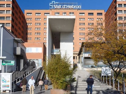 Fachada del Hospital Vall d'Hebron, de Barcelona, uno de los centros que ha notado un aumento en los casos de autolesiones en jóvenes