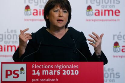 Martine Aubry comparece ante la prensa tras conocer los primeros sondeos que daban la victoria a su partido.